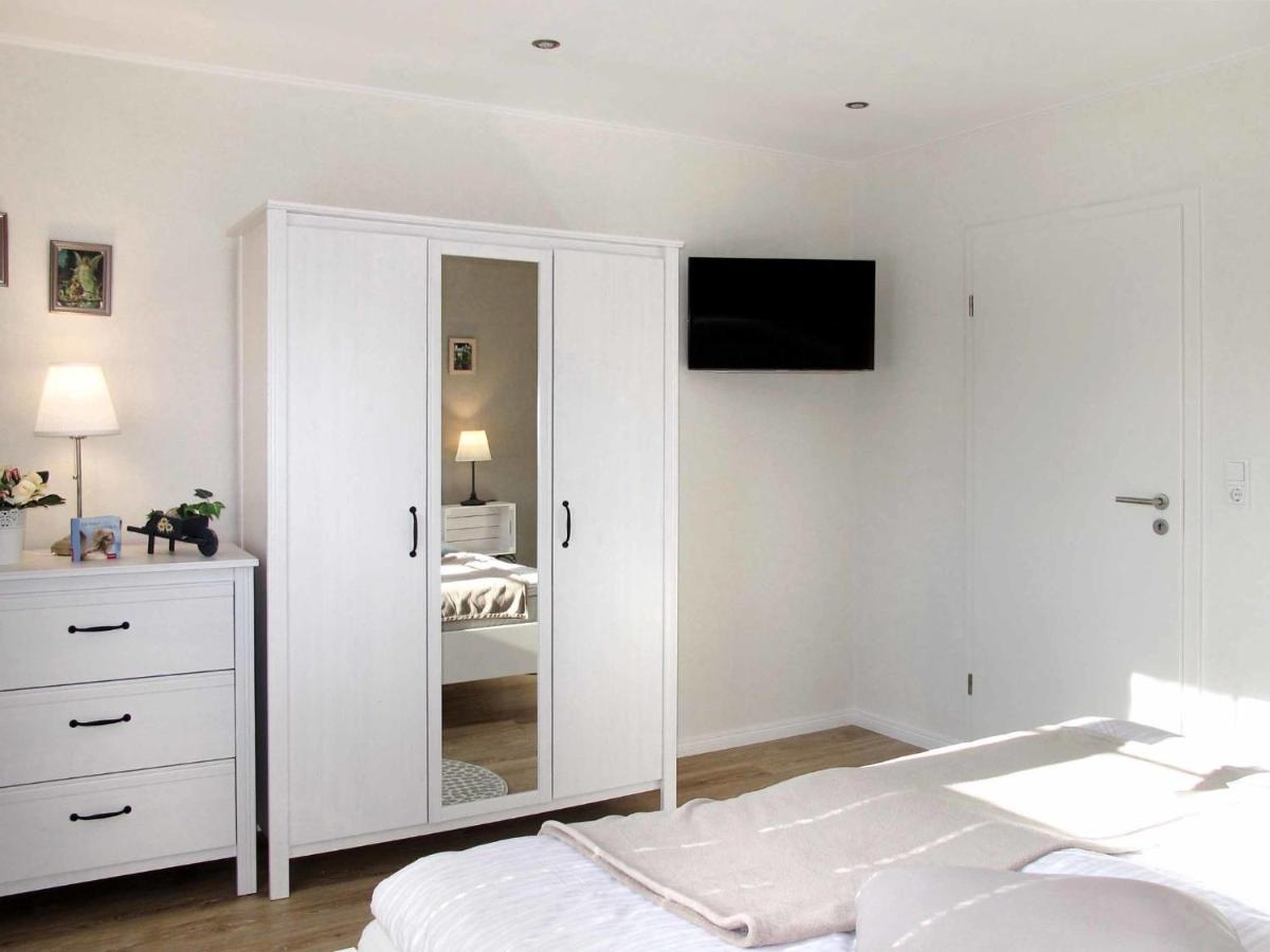 Hannelore-1 *